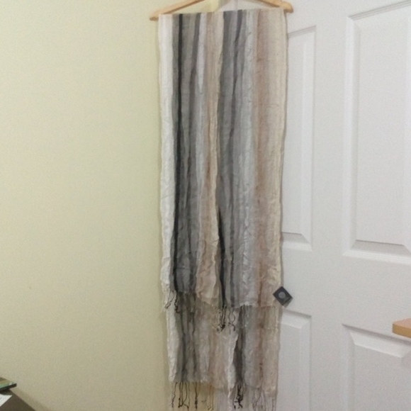 NWOT Vince Camuto scarf - Picture 3 of 7
